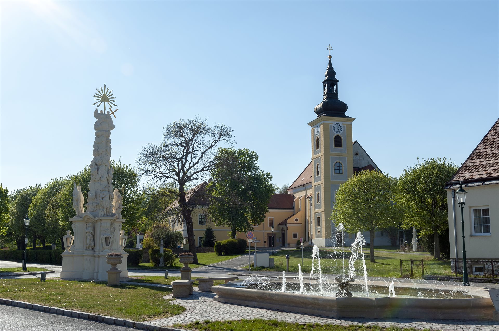 Marktgemeinde Weikendorf - Kirchenplatz © Michael Himml